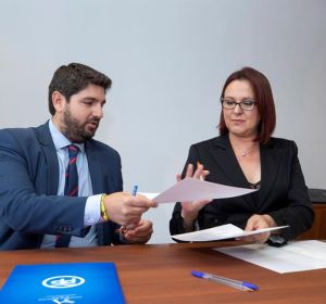 El presidente en funciones de la Región de Murcia Fernando López Miras (PP) y la diputada de Ciudadanos Isabel Franco El presidente en funciones de la Región de Murcia Fernando López Miras (PP) y la diputada de Ciudadanos Isabel Franco