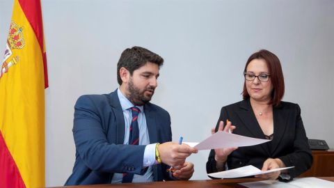 El presidente en funciones de la Regi&oacute;n de Murcia Fernando L&oacute;pez Miras (PP) y la diputada de Ciudadanos Isabel Franco