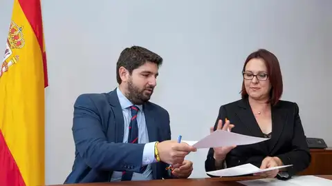 El presidente en funciones de la Región de Murcia Fernando López Miras (PP) y la diputada de Ciudadanos Isabel Franco El presidente en funciones de la Región de Murcia Fernando López Miras (PP) y la diputada de Ciudadanos Isabel Franco