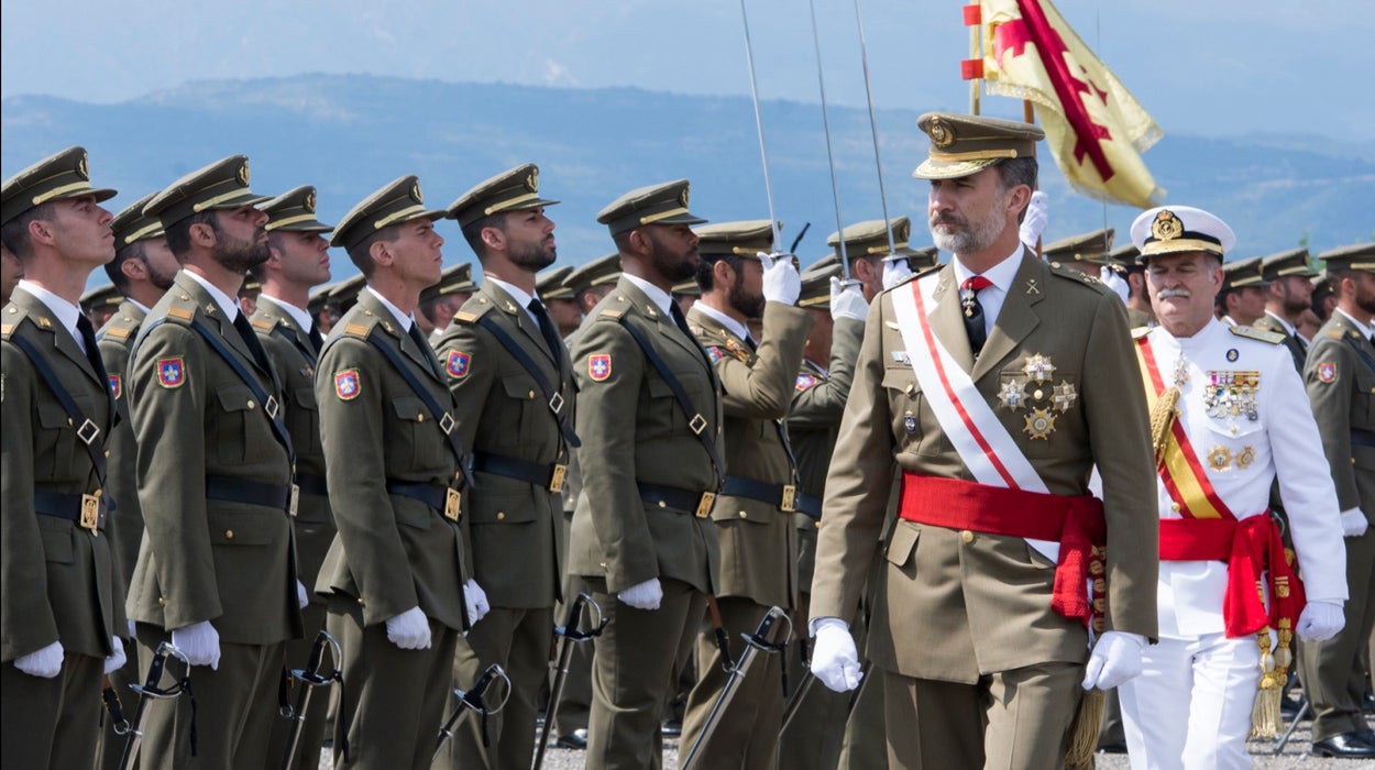 Varios alcaldes de ERC plantan al Rey en la academia de Talarn Varios alcaldes de ERC plantan al Rey en la academia de Talarn