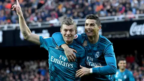 Kroos y Cristiano Ronaldo celebran un gol en el Real Madrid Kroos y Cristiano Ronaldo celebran un gol en el Real Madrid