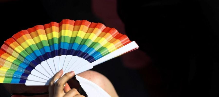 Un hombre con un abanico LGTBI Un hombre con un abanico LGTBI