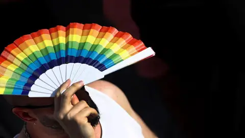 Un hombre con un abanico LGTBI Un hombre con un abanico LGTBI