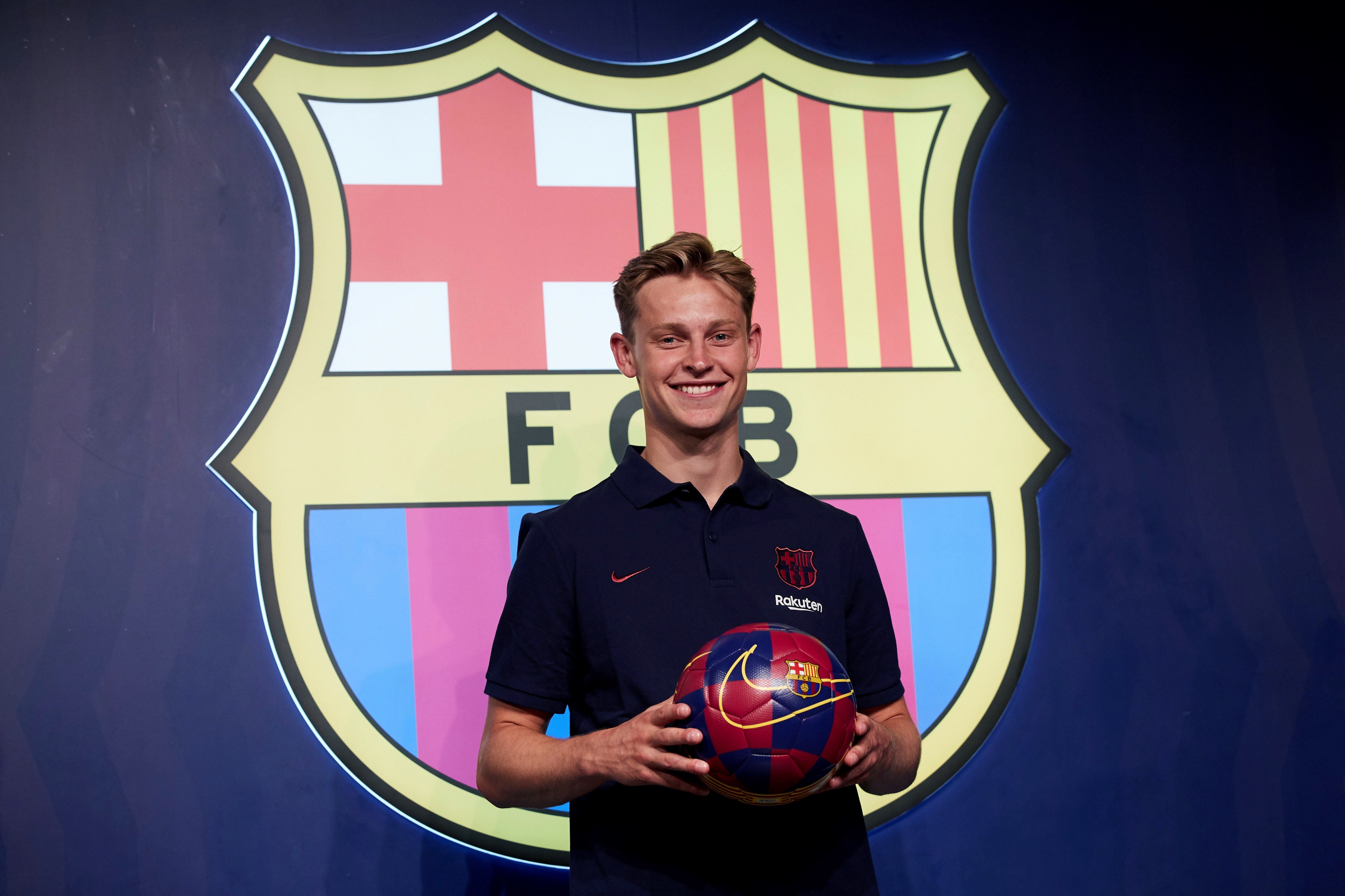 De Jong: "Estoy muy contento y quiero jugar ya con Messi, es el mejor" De Jong: "Estoy muy contento y quiero jugar ya con Messi, es el mejor"
