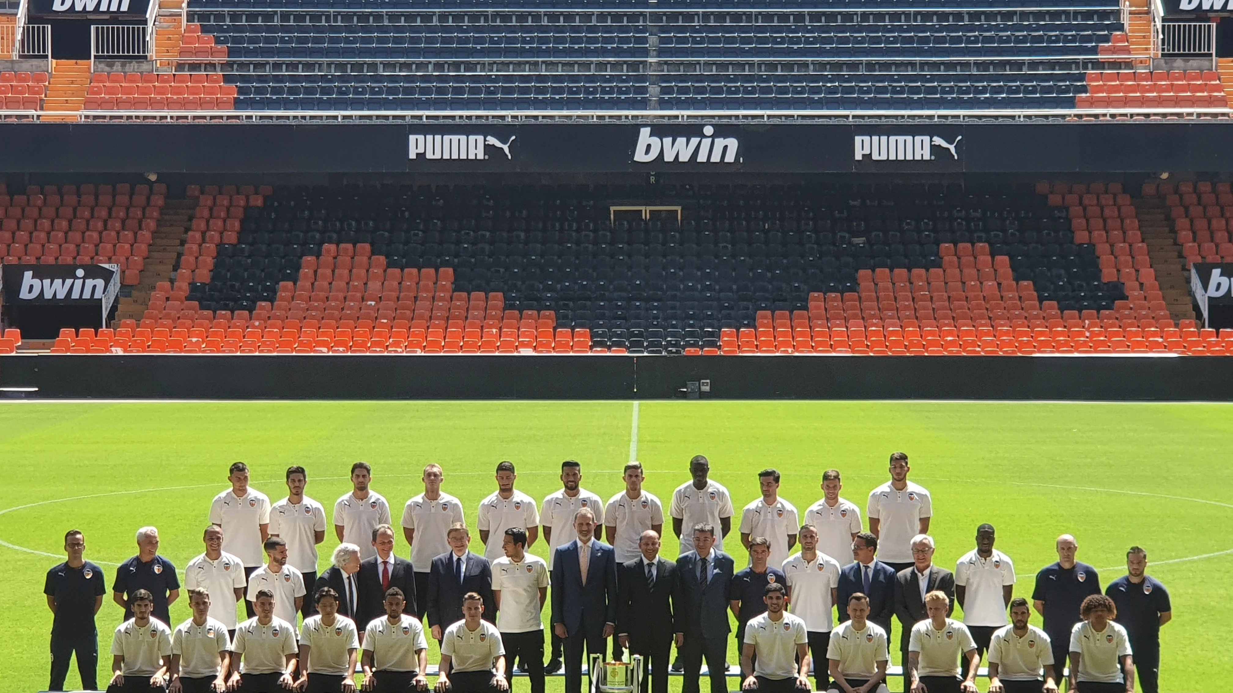SM El Rey Felipe VI recibe al Valencia CF