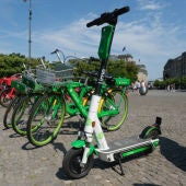 Imagen de archivo de bicicletas y patinetes eléctricos en la calle.