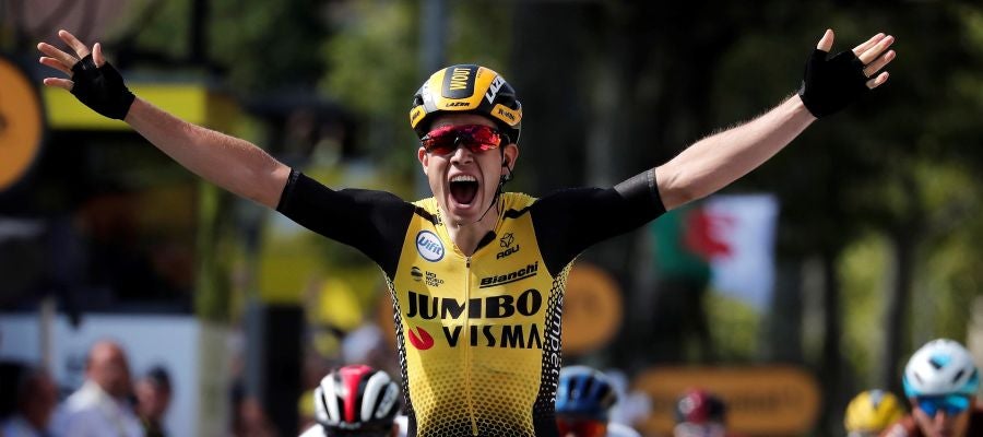 Van Aert celebra su triunfo de etapa Van Aert celebra su triunfo de etapa