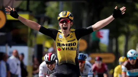 Van Aert celebra su triunfo de etapa Van Aert celebra su triunfo de etapa