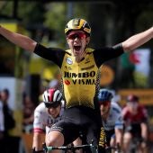 Van Aert celebra su triunfo de etapa