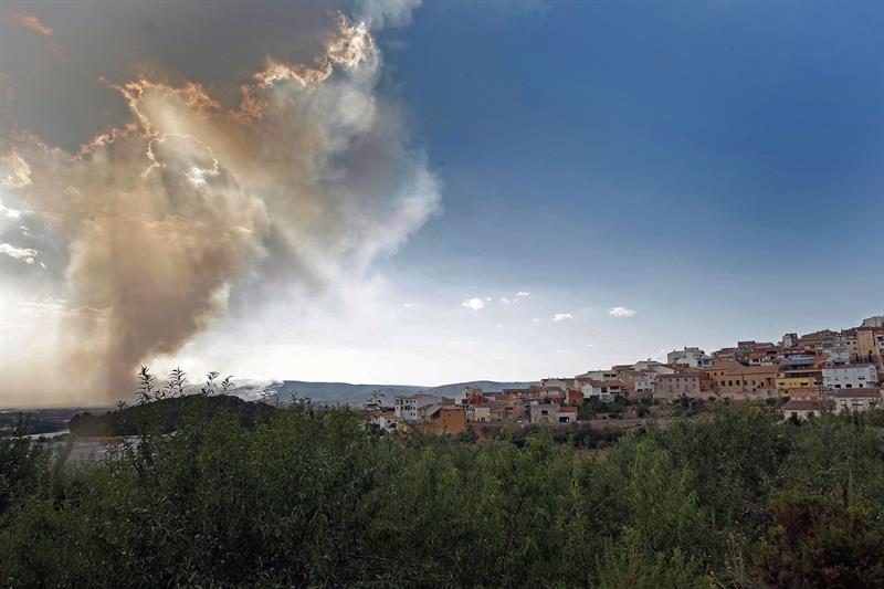 Medios aéreos se incorporan a los trabajos de extinción del incendio de la localidad alicantina de Beneixama Medios aéreos se incorporan a los trabajos de extinción del incendio de la localidad alicantina de Beneixama