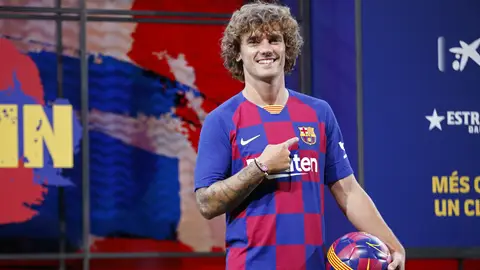 Antoine Griezmann se señala el escudo del Barça Antoine Griezmann se señala el escudo del Barça
