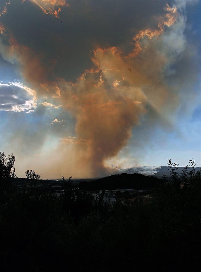 Se elevan a 30 el número de desalojados por el incendio de Beneixama (Alicante) Se elevan a 30 el número de desalojados por el incendio de Beneixama (Alicante)