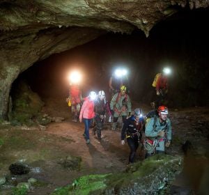 Las tres espeolólogas salen de la cueva, acompañadas de los miembros del equipo de rescate y efectivos de la Guardia Civil Las tres espeolólogas salen de la cueva, acompañadas de los miembros del equipo de rescate y efectivos de la Guardia Civil