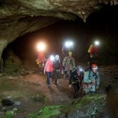 Las tres espeolólogas salen de la cueva, acompañadas de los miembros del equipo de rescate y efectivos de la Guardia Civil 