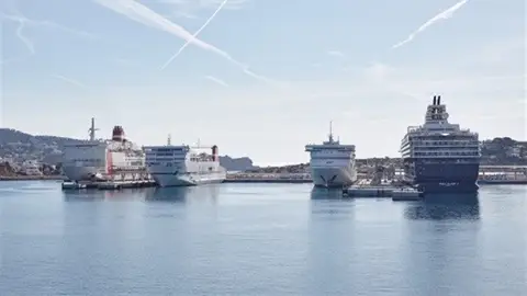 Varios cruceros estacionados en el puerto de Palma