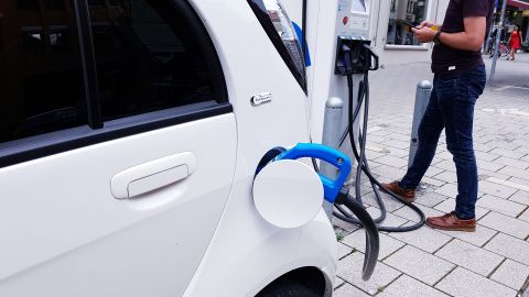 Un coche el&eacute;ctrico en recarga