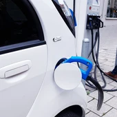 Un coche eléctrico en recarga Un coche eléctrico en recarga