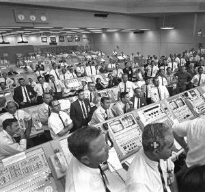 Centro de Control de Lanzamiento del Apolo 11, Centro Espacial Kennedy, 1969. Centro de Control de Lanzamiento del Apolo 11, Centro Espacial Kennedy, 1969.