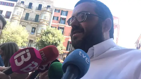 Vicenç Vidal ante los periodistas en la Plaza de Cort SON BUSQUETS