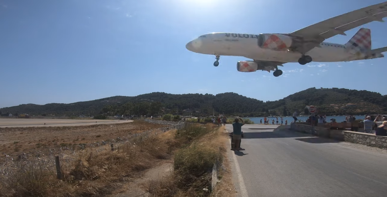 Espectacular aterrizaje de un avión a dos metros de las cabezas de los bañistas en una playa de Grecia Espectacular aterrizaje de un avión a dos metros de las cabezas de los bañistas en una playa de Grecia