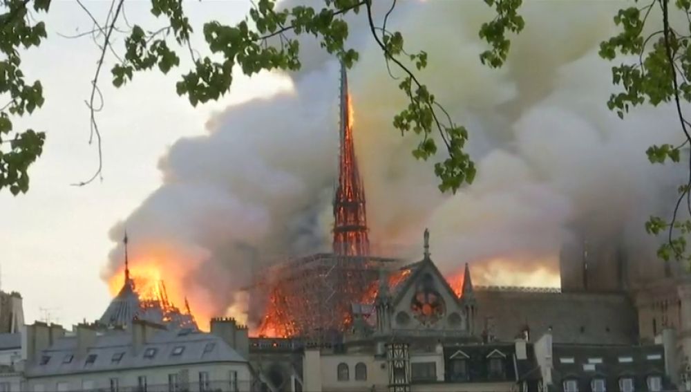El heroísmo de los bomberos evitó el derrumbe de la catedral de Notre Dame, según una investigación