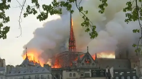 El heroísmo de los bomberos evitó el derrumbe de la catedral de Notre Dame, según una investigación El heroísmo de los bomberos evitó el derrumbe de la catedral de Notre Dame, según una investigación