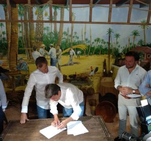 Toni Cantó y Carlos Mazón firman el acuerdo de investidura en el Museo de Puçol de Elche. Toni Cantó y Carlos Mazón firman el acuerdo de investidura en el Museo de Puçol de Elche.