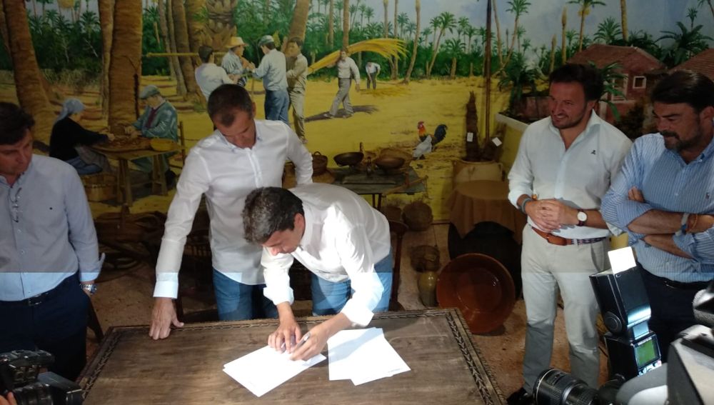 Toni Cantó y Carlos Mazón firman el acuerdo de investidura en el Museo de Puçol de Elche.