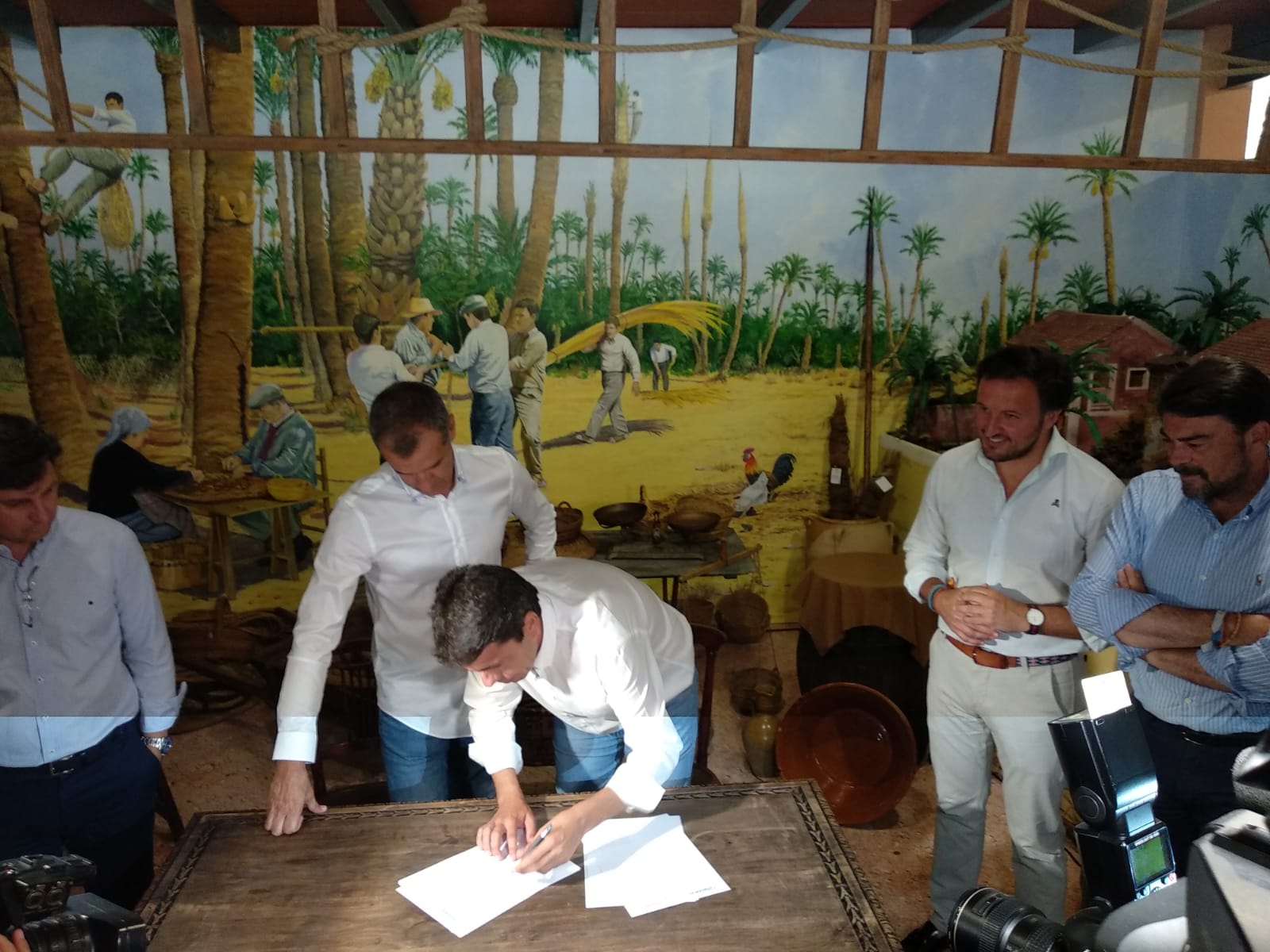 El PP y Ciudadanos firman el acuerdo de investidura de la Diputación en el Museo de Puçol de Elche El PP y Ciudadanos firman el acuerdo de investidura de la Diputación en el Museo de Puçol de Elche