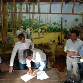 Toni Cantó y Carlos Mazón firman el acuerdo de investidura en el Museo de Puçol de Elche. Toni Cantó y Carlos Mazón firman el acuerdo de investidura en el Museo de Puçol de Elche.