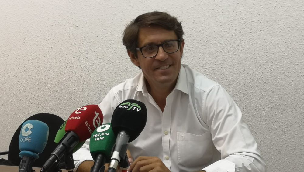 El concejal del Partido Popular de Elche, Juan de Dios Navarro, durante la rueda de prensa convocada.