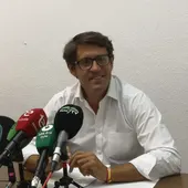 El concejal del Partido Popular de Elche, Juan de Dios Navarro, durante la rueda de prensa convocada. El concejal del Partido Popular de Elche, Juan de Dios Navarro, durante la rueda de prensa convocada.