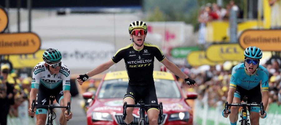 Simon Yates cruza la meta de la duodécima etapa del Tour de Francia Simon Yates cruza la meta de la duodécima etapa del Tour de Francia