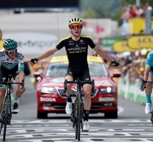 Simon Yates cruza la meta de la duodécima etapa del Tour de Francia Simon Yates cruza la meta de la duodécima etapa del Tour de Francia