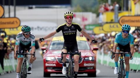 Simon Yates cruza la meta de la duod&eacute;cima etapa del Tour de Francia