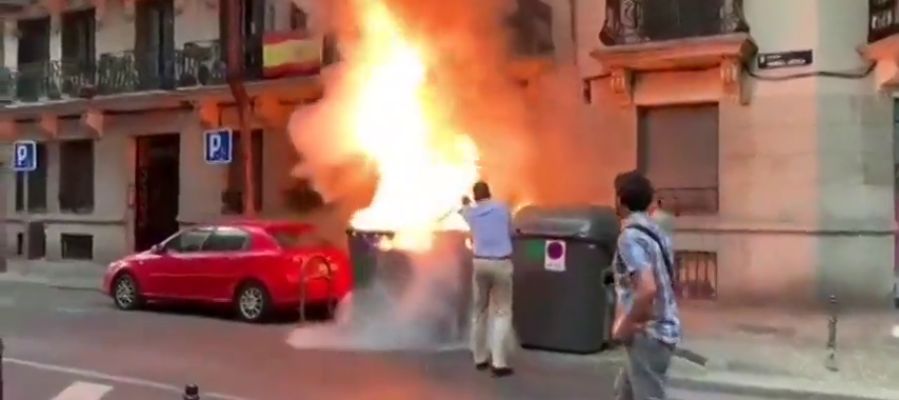 Javier Ortega Smith apaga un contenedor en llamas frente a la sede de Vox en Madrid Javier Ortega Smith apaga un contenedor en llamas frente a la sede de Vox en Madrid