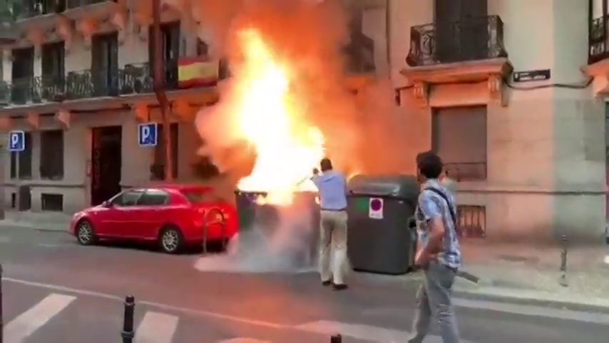 Ortega Smith apaga un contenedor en llamas junto a la sede de su partido Ortega Smith apaga un contenedor en llamas junto a la sede de su partido