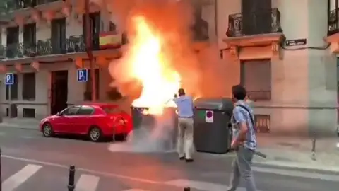 Javier Ortega Smith apaga un contenedor en llamas frente a la sede de Vox en Madrid Javier Ortega Smith apaga un contenedor en llamas frente a la sede de Vox en Madrid