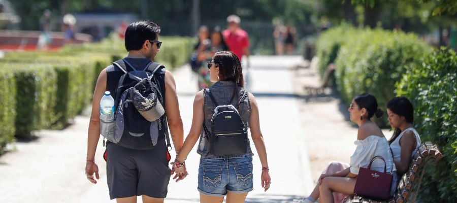 Jóvenes pasean por el parque madrileño de El Retiro Jóvenes pasean por el parque madrileño de El Retiro