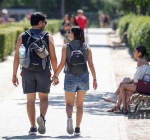 Jóvenes pasean por el parque madrileño de El Retiro Jóvenes pasean por el parque madrileño de El Retiro