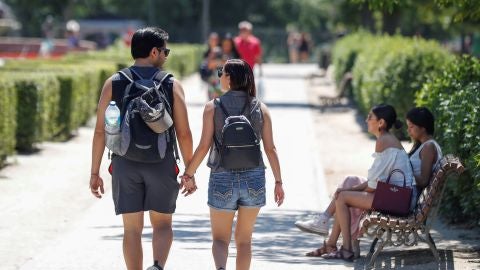 J&oacute;venes pasean por el parque madrile&ntilde;o de El Retiro