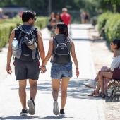 Jóvenes pasean por el parque madrileño de El Retiro