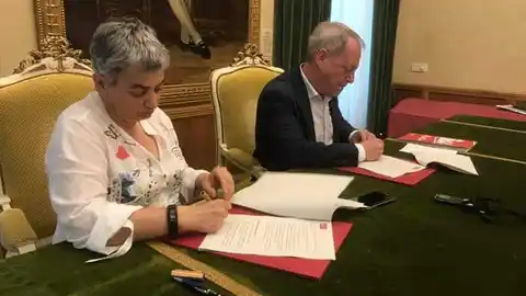 PSOE e IU firman un pre-acuerdo de gobierno en Gijón Deberá ser refrendado por sus militantes