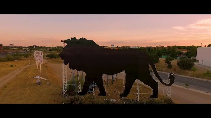 El estreno de 'El Rey León' nos deja la figura de Simba sustituyendo al Toro de Osborne en las carreteras El estreno de 'El Rey León' nos deja la figura de Simba sustituyendo al Toro de Osborne en las carreteras