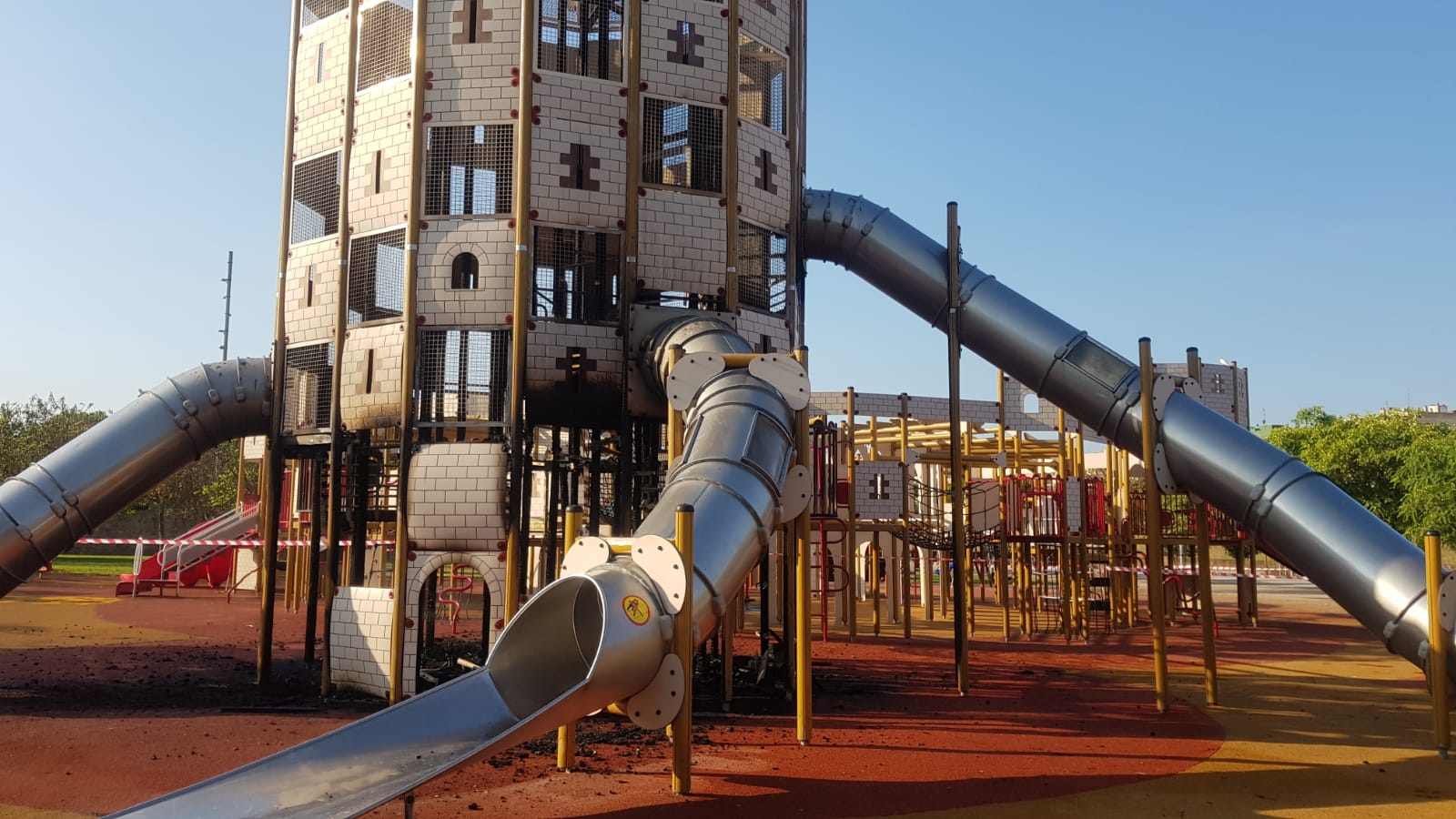 Queman parte del castillo infantil del Parque de Sa Riera Queman parte del castillo infantil del Parque de Sa Riera