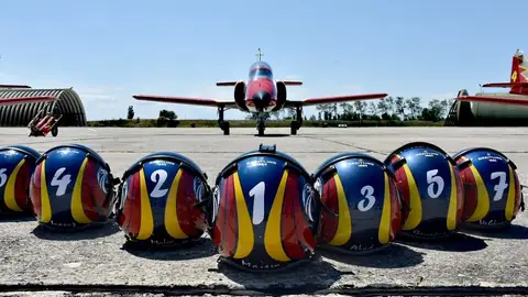 La Patrulla Águila participará el domingo en el XIII Festival Aéreo Ciudad de Gijón Cascos de los pilotos de la Patrulla Águila