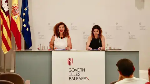 Pilar Costa, portavoz del Govern, y Rosario Sánchez, consellera de Hacienda y Relaciones Exteriores, durante la rueda de prensa. POLÍTICA