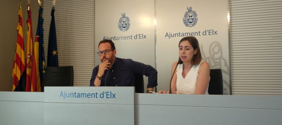 Héctor Díez y Esther Díez en la sala de prensa del Ayuntamiento de Elche Héctor Díez y Esther Díez en la sala de prensa del Ayuntamiento de Elche