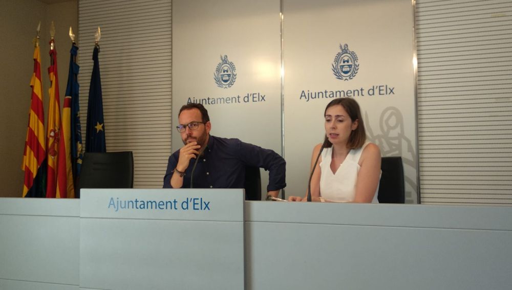 Héctor Díez y Esther Díez en la sala de prensa del Ayuntamiento de Elche