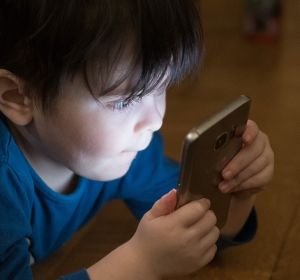 Niño con un móvil Niño con un móvil